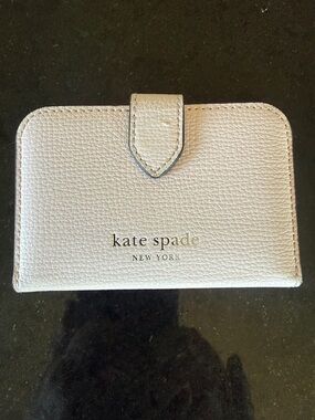 kate spade Pebbled Leather Card Case in Light Gray with Gold Logo